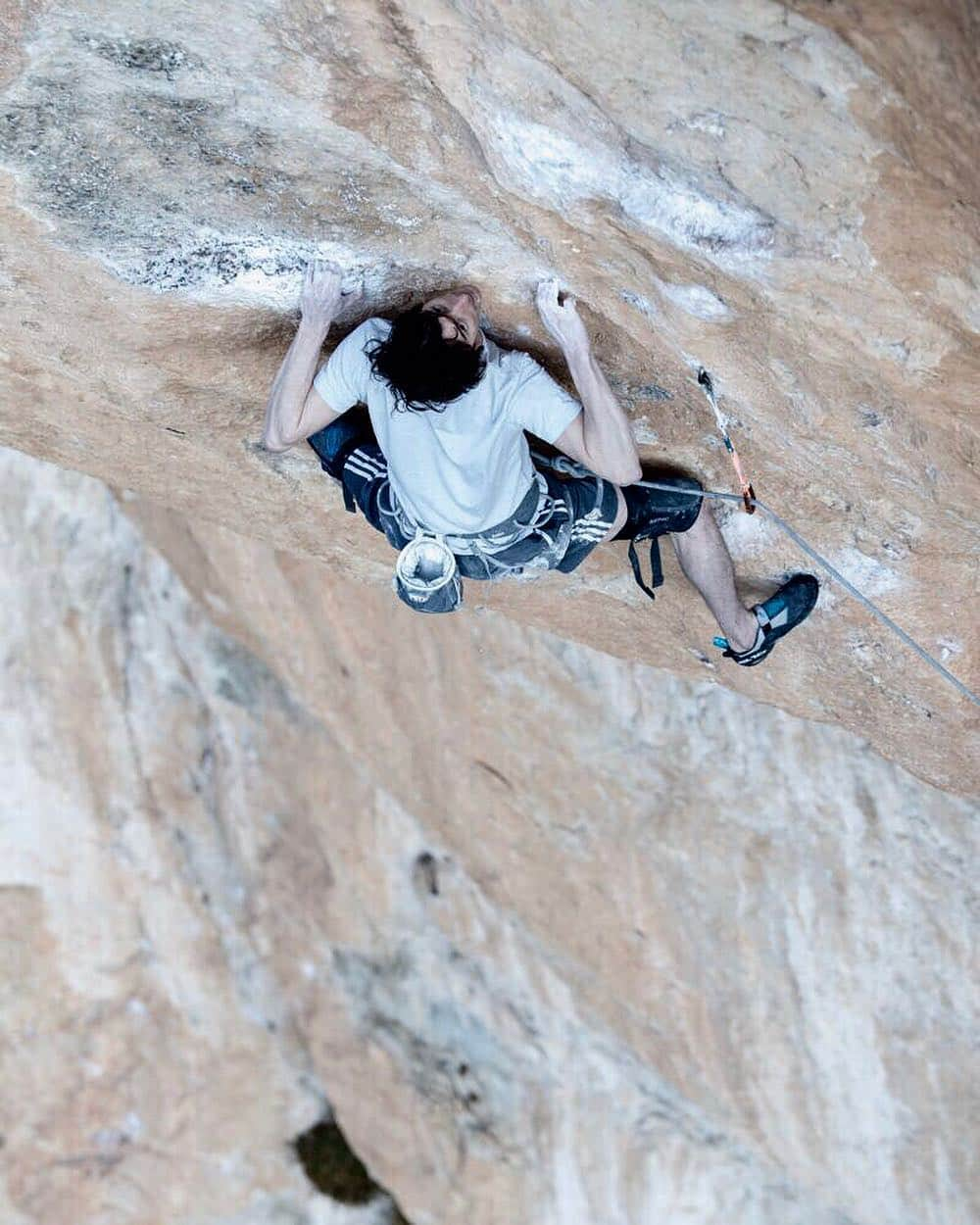 デイブ・グラハムのインスタグラム：「Two weeks ago I climbed the legendary La Rambla [9a+] here in Siurana 👐 After spending the majority of my time in the boulders over the last ten years its hard to describe how awesome it feels to climb a long hard route again 🤯 It  was real meditative which was particularly intriguing, and got me super inspired climb more routes in this style!!! After a couple weeks of unseasonably hot weather which produced some rather dismal attempts, that magic Siurana wind returned, and I unexpectedly found myself climbing through the final crux 🤗 Stay tuned for a some more pictures and the raw Iphone send footy, as well as some proper story telling about the ascent 🤙 Time to stay focused on La Capella [9b] and my other rogue projects in the sector 😬 Only ten days left 😅😅😅@fiveten_official @petzl_official @adidasterrex @climb_up_officiel @frictionlabs @sendclimbing @climbskinspain @alizee_dufraisse 😘📷@pablo_benedito」