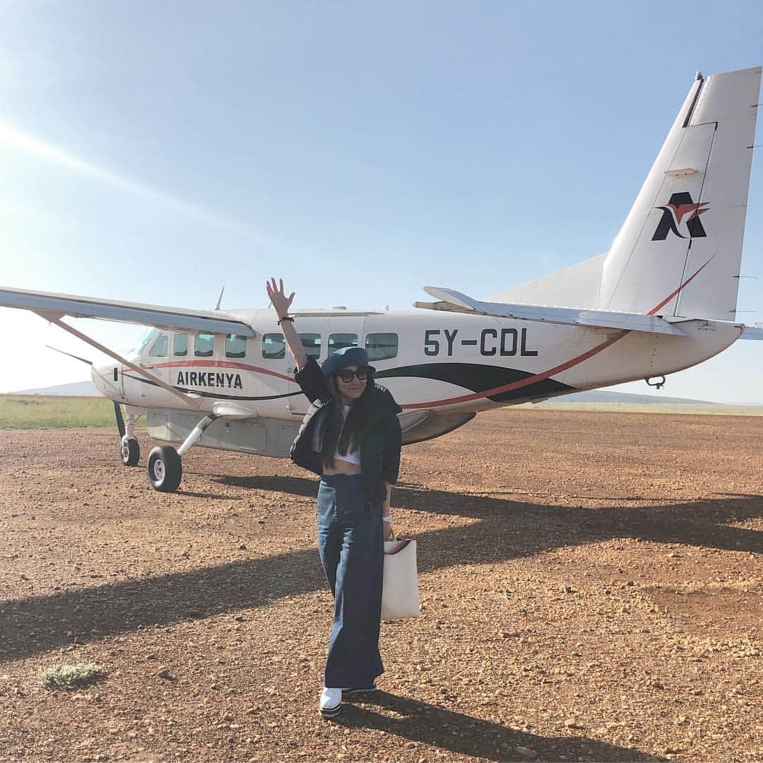 マキ・コニクソンさんのインスタグラム写真 - (マキ・コニクソンInstagram)「ナイロビからセスナ機に揺られること40分。🛩 マサイ族のいるマサイマラに到着。 早速宿泊先のSala’s Camp Masai Maraのスタッフがお迎えに来てくれてそのままサファリへGo! 💨ピクニックみたいにテーブルと椅子を用意してくれて朝食をサファリで食べました！それもコンロ付きのジープなのでその場でベーコン、ソーセージ、パンケーキ、目玉焼きをお料理してくれたの！こんなステキなおもてなしに皆んな朝から大感激しちゃいましたー。幸先いいっ！👍🏼 テンションアゲアゲです！🤗 #旅のおすそ分け🤙🏼 #ケニアのおすそ分け🇰🇪」3月19日 5時31分 - makikonikson