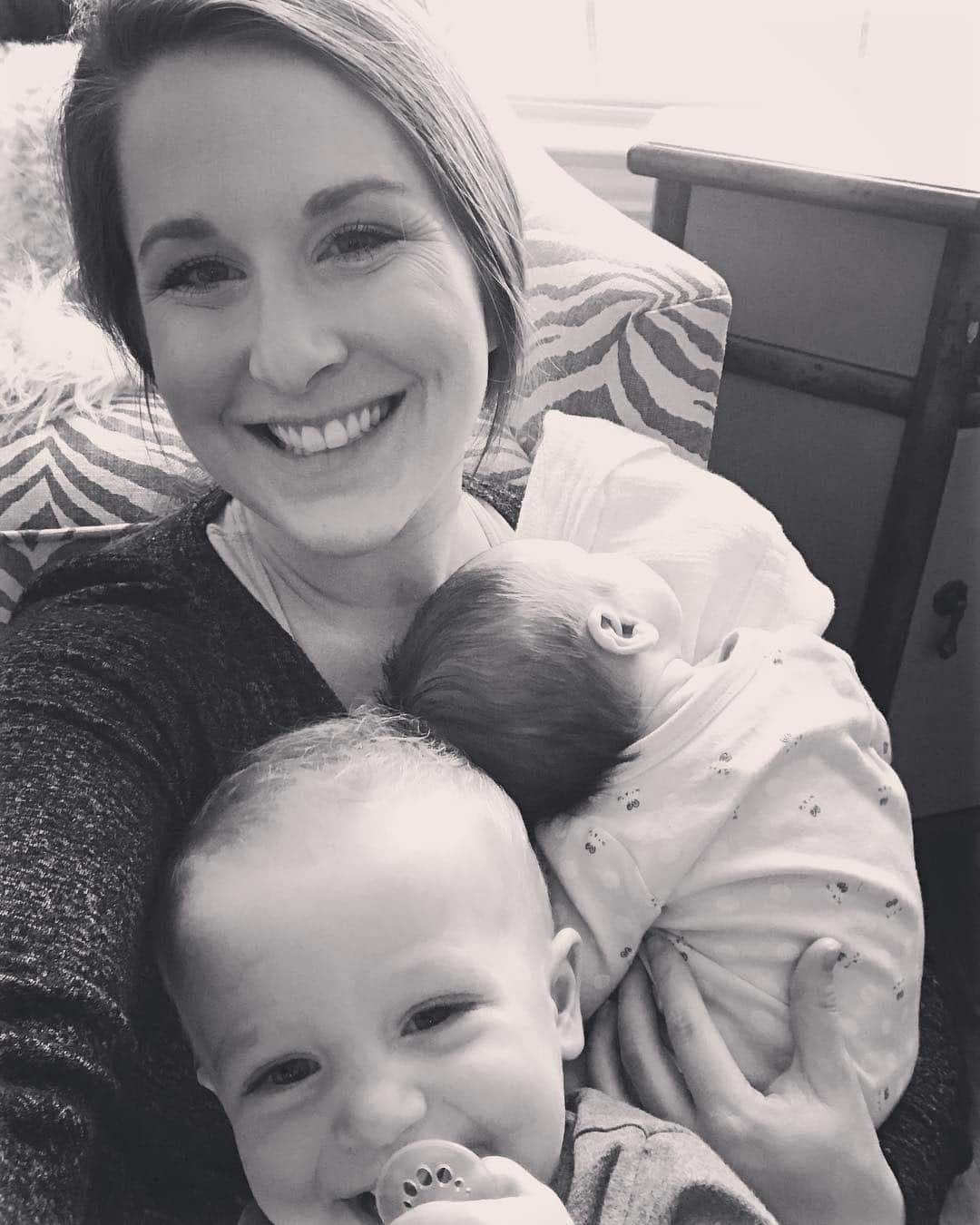 カーリー・パターソンのインスタグラム：「Its a tired momma kind of Monday😴 These babies are so worth it though🖤」