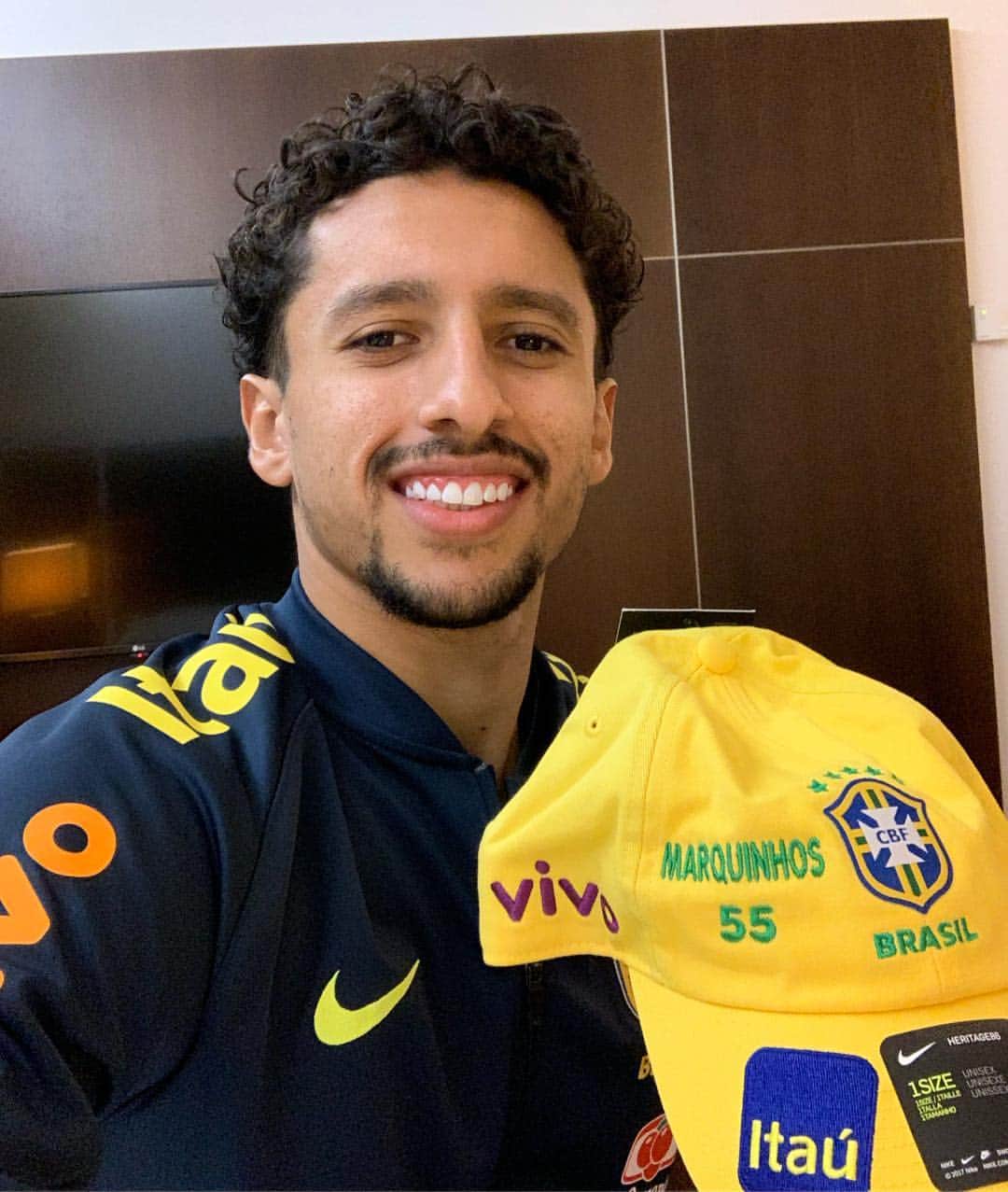 マルコス・アオアス・コレアのインスタグラム：「Muito feliz em chegar mais uma vez aqui @cbf_futebol 💚💛 #SeleçãoBrasileira #PatriaAmada」