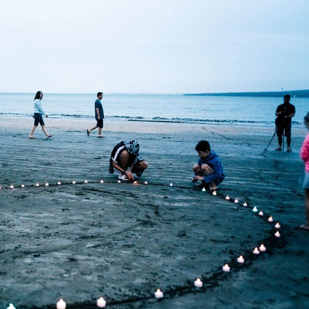 CNNさんのインスタグラム写真 - (CNNInstagram)「Mourners gathered on a beach in Auckland to pay tribute to victims killed in a terrorist attack on Friday in Christchurch, New Zealand. New Zealand’s government has agreed to reform the country’s gun laws in the wake of the massacre, which took place at two mosques and left at least 50 people dead. The country’s Prime Minister Jacinda Ardern called the incident the “worst act of terrorism on our shores.” (📸: Cam McLaren)」3月19日 5時53分 - cnn