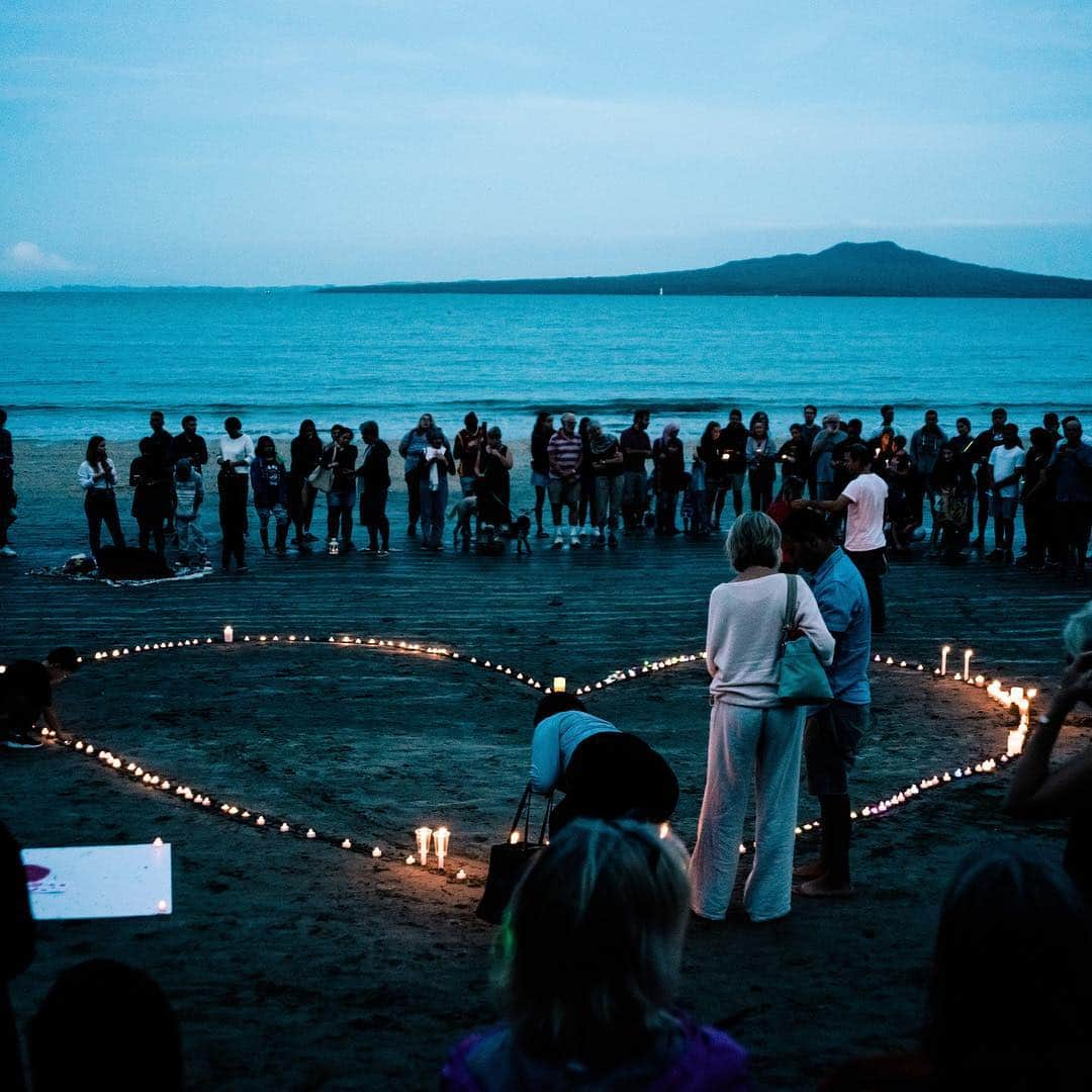 CNNさんのインスタグラム写真 - (CNNInstagram)「Mourners gathered on a beach in Auckland to pay tribute to victims killed in a terrorist attack on Friday in Christchurch, New Zealand. New Zealand’s government has agreed to reform the country’s gun laws in the wake of the massacre, which took place at two mosques and left at least 50 people dead. The country’s Prime Minister Jacinda Ardern called the incident the “worst act of terrorism on our shores.” (📸: Cam McLaren)」3月19日 5時53分 - cnn