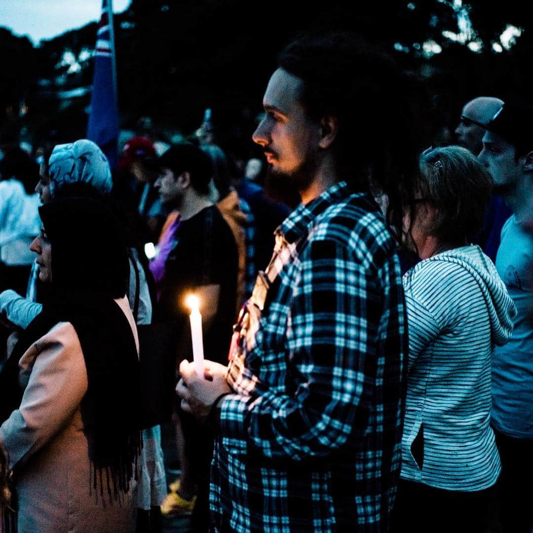 CNNさんのインスタグラム写真 - (CNNInstagram)「Mourners gathered on a beach in Auckland to pay tribute to victims killed in a terrorist attack on Friday in Christchurch, New Zealand. New Zealand’s government has agreed to reform the country’s gun laws in the wake of the massacre, which took place at two mosques and left at least 50 people dead. The country’s Prime Minister Jacinda Ardern called the incident the “worst act of terrorism on our shores.” (📸: Cam McLaren)」3月19日 5時53分 - cnn