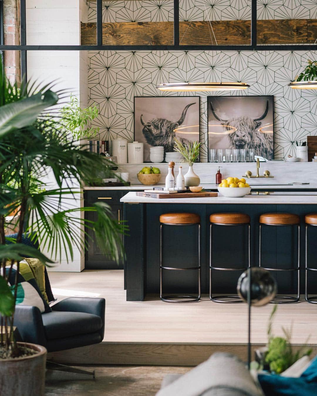 Design Milkさんのインスタグラム写真 - (Design MilkInstagram)「Holy smokes! We can’t get enough of the new @queereye loft space from Season 3!! Design guru @bobbyberk collaborated with @westelm to exclusively outfit the #modernloft with industrial-inspired vibes, different vignettes for each room, and beautiful + functional furniture. \\\ photos by @landonvonderschmidt」3月19日 5時54分 - designmilk