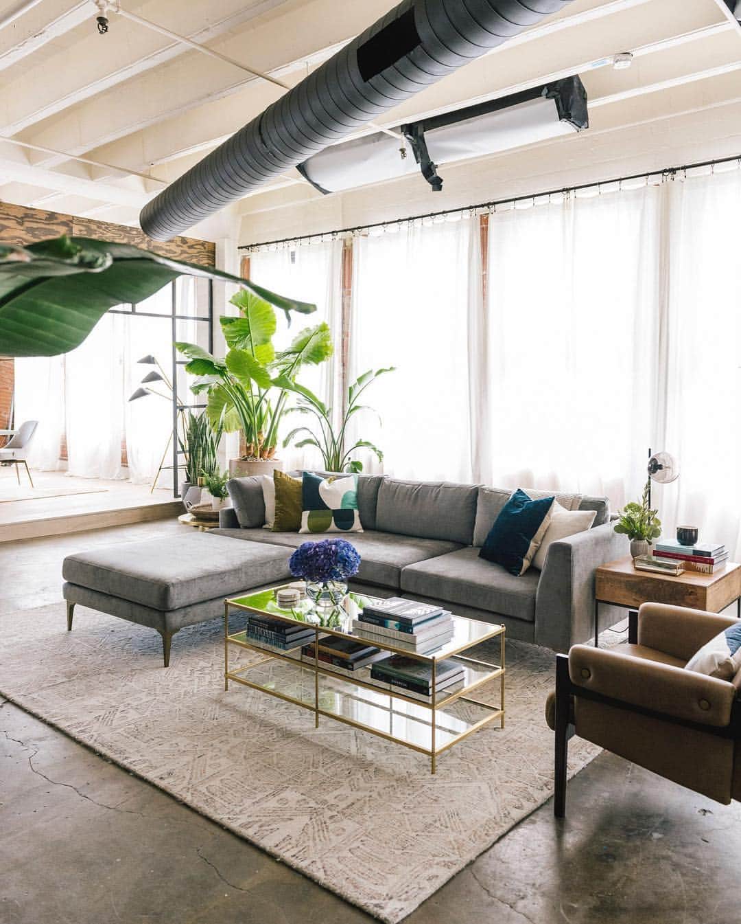 Design Milkさんのインスタグラム写真 - (Design MilkInstagram)「Holy smokes! We can’t get enough of the new @queereye loft space from Season 3!! Design guru @bobbyberk collaborated with @westelm to exclusively outfit the #modernloft with industrial-inspired vibes, different vignettes for each room, and beautiful + functional furniture. \\\ photos by @landonvonderschmidt」3月19日 5時54分 - designmilk