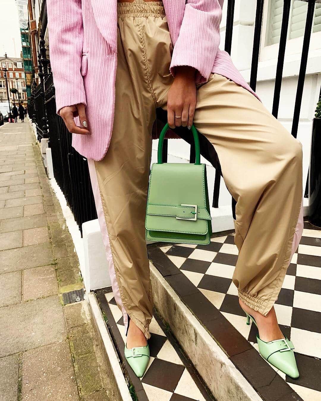 WHO WHAT WEARさんのインスタグラム写真 - (WHO WHAT WEARInstagram)「It's not spring until your accessories look the part. Tap the link in bio to shop the 7 biggest spring accessory trends everyone will be wearing by next month. photo: @emilisindlev」3月19日 5時52分 - whowhatwear