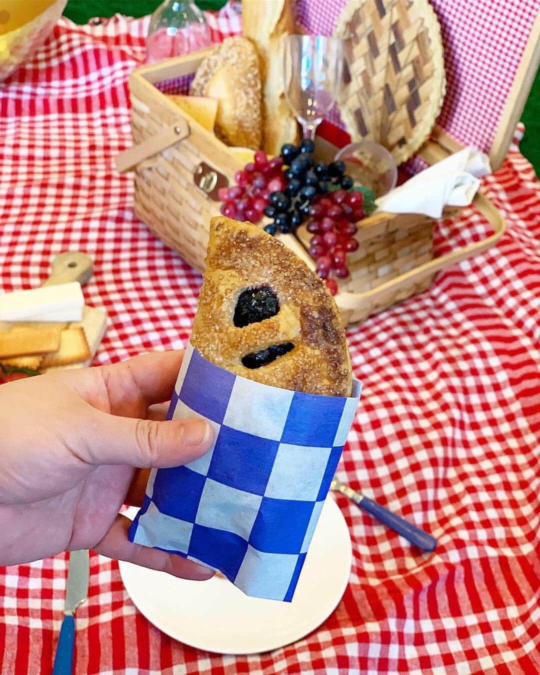 DOMINIQUE ANSEL BAKERYさんのインスタグラム写真 - (DOMINIQUE ANSEL BAKERYInstagram)「Dom’s Burger Picnic officially underway at @189bydominiqueansel! 4 kinds of burgers, fries, blueberry hand pies, lawn games, root beer floats and malted chocolate shakes, hot dogs sizzling on the grill. 😎🍔 Nice job, Team LA! *** Dom’s Burger Park hours: Monday-Friday, March 18-22 & March 25-29 11:30am-2:30pm No reservations required」3月19日 5時53分 - dominiqueansel