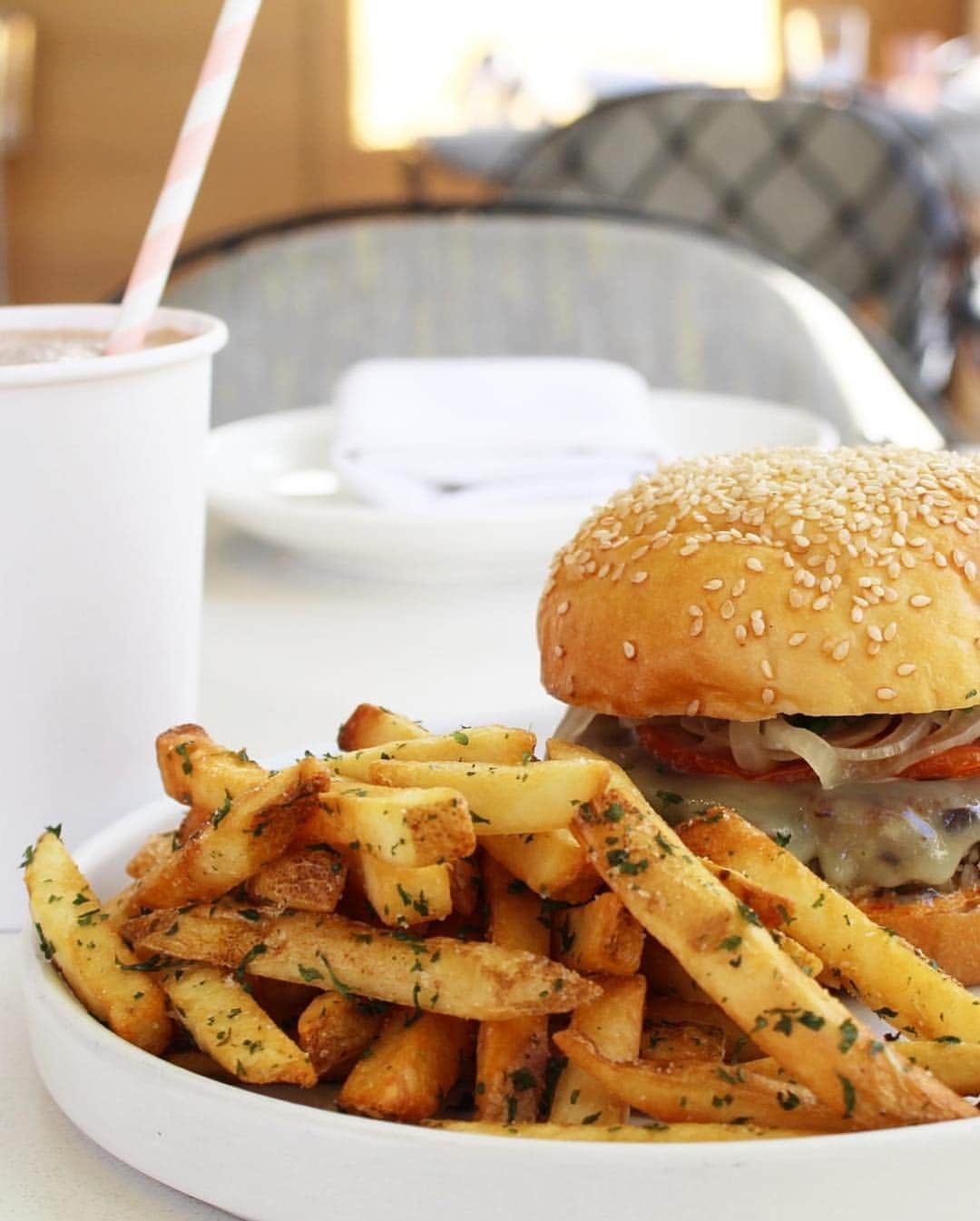 DOMINIQUE ANSEL BAKERYさんのインスタグラム写真 - (DOMINIQUE ANSEL BAKERYInstagram)「Dom’s Burger Picnic officially underway at @189bydominiqueansel! 4 kinds of burgers, fries, blueberry hand pies, lawn games, root beer floats and malted chocolate shakes, hot dogs sizzling on the grill. 😎🍔 Nice job, Team LA! *** Dom’s Burger Park hours: Monday-Friday, March 18-22 & March 25-29 11:30am-2:30pm No reservations required」3月19日 5時53分 - dominiqueansel