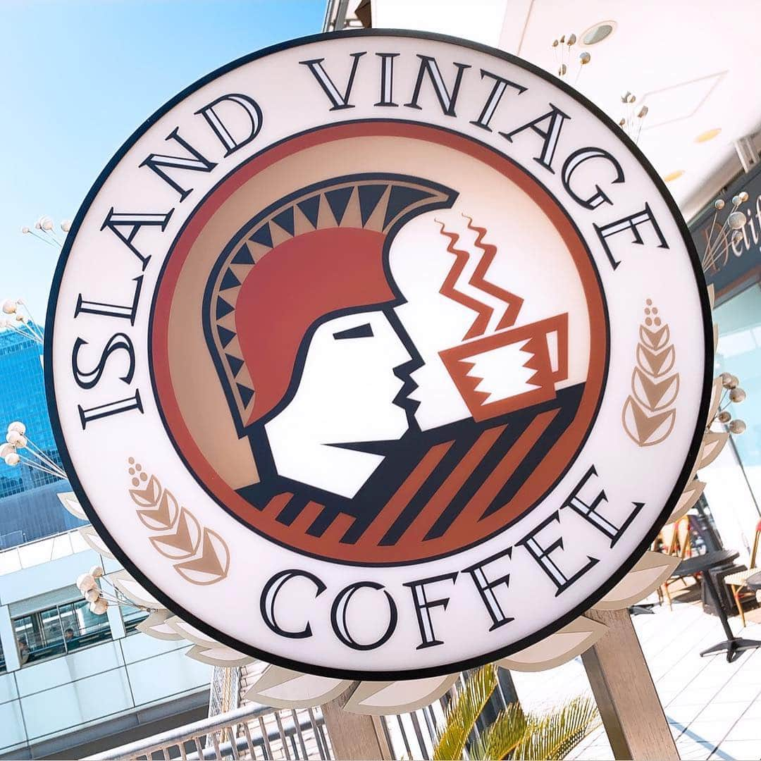 JULIANさんのインスタグラム写真 - (JULIANInstagram)「【ISLAND VINTAGE COFFEE】 @islandvintagecoffee  インスタの美容案件の打ち合わせで横浜へ☆ アイランドヴィンテージコーヒー初めて入ったけど雰囲気良き♡ 季節限定のワヒアワ🌸サクラ🌸ホイップモカ飲んだけど美味しかった😋🥤 #islandvintagecoffee  #アイランドヴィンテージコーヒー  #ハワイ #ハワイアンカフェ  #横浜 #横浜カフェ #横浜カフェ巡り  #横浜ベイクォーター  #yokohama #yokohamacafe  #さくら  #季節限定 #カフェ男子 #カフェ女子  #カフェ部 #カフェ活  #カフェ  #cafe #japan_of_insta  #カフェ巡り #カフェ好き #カフェスタグラム  #カフェ巡り好きな人と繋がりたい  #カフェ好きな人と繋がりたい  #スイーツ #デザート #スイーツ好きな人と繋がりたい  #インスタグラマー #インフルエンサー #インスタ映え ✟☻✟☻✟☻✟☻✟☻✟☻✟☻✟」3月19日 6時03分 - julian_official_jp