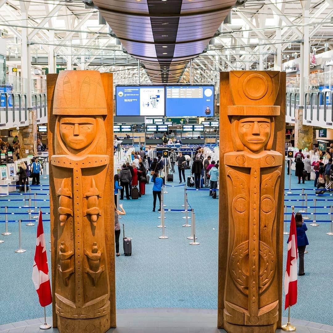 バンクーバー観光局- Tourism Vancouverさんのインスタグラム写真 - (バンクーバー観光局- Tourism VancouverInstagram)「一日約9万人が利用するバンクーバー国際空港は、先住民アートの宝庫！バンクーバーに到着して入国審査に進む直前に、「Musqueam Welcome Figures」と呼ばれるトーテムポールが迎えてくれますよ。 📷 : @yvrairport(Instagram) . . . #カナダ #バンクーバー #Vancouver #旅 #旅行 #女子旅 #旅好き #一人旅 #海外旅行 #トラベル #旅女子 #旅行好きな人と繋がりたい #旅好きな人と繋がりたい #旅行好き #旅行大好き #旅行行きたい #旅に出たい #海外 #旅の記録 #旅の思い出 #旅行記 #旅したくなるフォト #マイトリップ #マイトリ #retrip_global #風景 #世界一周 #ダレカニミセタイケシキ #バンクーバー国際空港 #先住民アート」3月19日 6時00分 - vancouvertabi