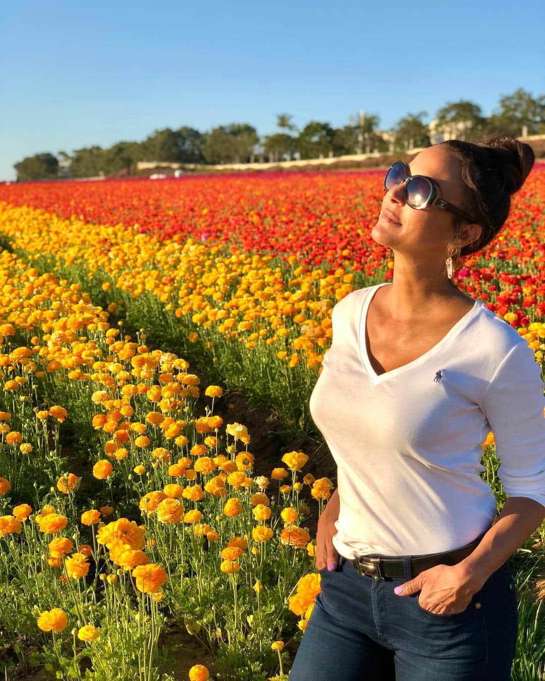 のインスタグラム：「Happy #motivationmonday ! I try to remember that Fear is just Growth coming to get me! Let Go, let change happen, because it will whether you fight it or not, so might as well go with the flow! 😜💜 @topteentraveler @the_flower_fields #collegetrippin #sandiego #meandthebean」
