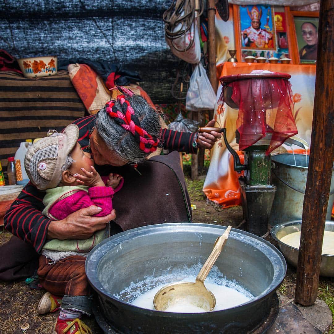 Michael Yamashitaさんのインスタグラム写真 - (Michael YamashitaInstagram)「Grandma gives a kiss while churning yak butter by hand. Yak butter tea is a staple in the diet of Tibetan nomads. #Tibet #Tibetan #nomads #yakbutter」3月19日 6時04分 - yamashitaphoto