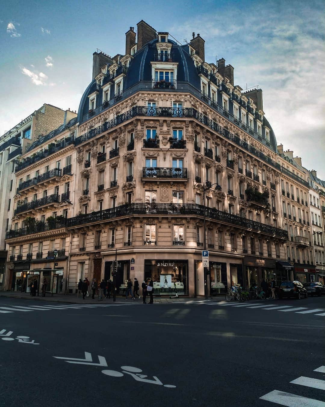 パヴェル・ドローストさんのインスタグラム写真 - (パヴェル・ドローストInstagram)「Perfection of Paris architecture...🏰🇫🇷🙌🏼 #paris #parisjetaime #france #francais #lavieparisienne #париж #франция #nokia #nokia8」3月19日 6時04分 - pashka_drozd