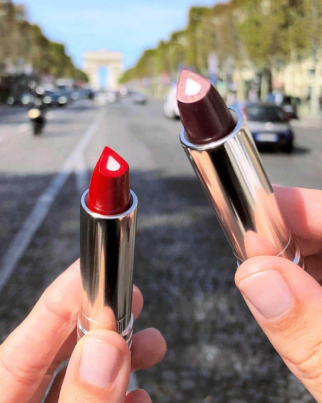 クリニークさんのインスタグラム写真 - (クリニークInstagram)「Which #DramaticallyDifferent Lipstick shade would you rock for a day around Paris? Cast your vote below 👇 ❤️ for Red Alert 💜 for Semi Sweet  #Clinique #makeup #beauty #parabenfree #fragrancefree #happyskin」3月19日 6時09分 - clinique