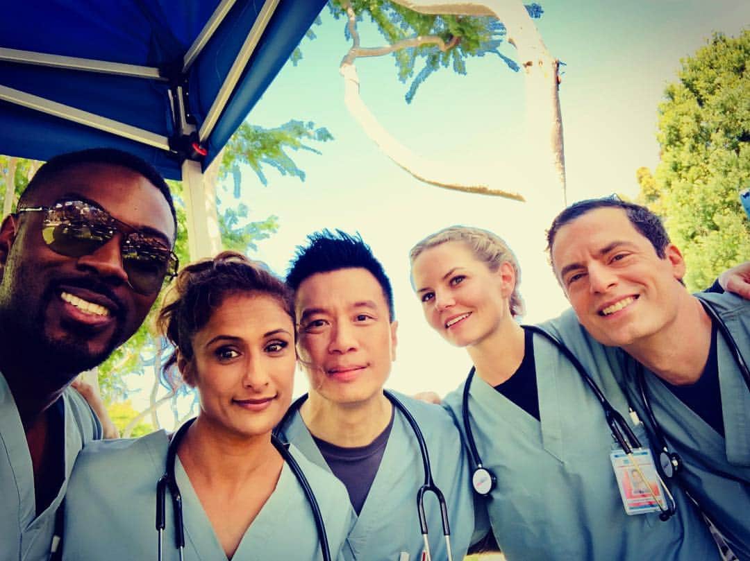 レジー・リーのインスタグラム：「Scrubbin’ in with these kool kats. #UnderTheBridge #cbs @jenmorrisonlive #justinkirk @davidajala @sarayublue」