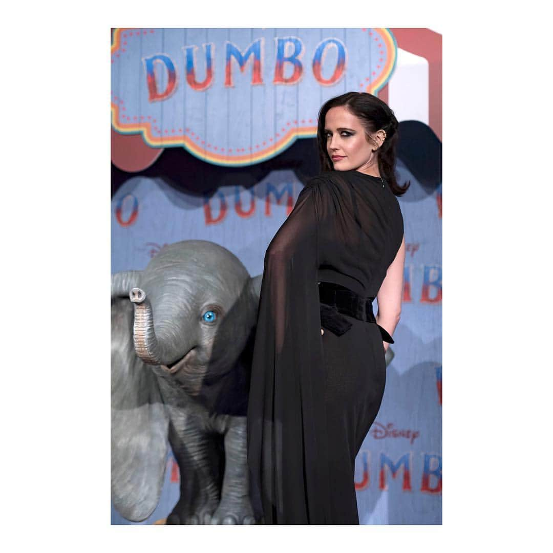 エヴァ・グリーンさんのインスタグラム写真 - (エヴァ・グリーンInstagram)「#EvaGreen and #TimBurton during the #Dumbo Paris premiere photocall at the Le Grand Rex Paris in Paris, France (March 18, 2019)  Stylist: @lesliefremar Hair: @alainpichonhair using @oribe products Make-Up: @lisaeldridgemakeup  Dress: @tomford Earrings: @repossi  Photos by © Ian Langsdon/EPA-EFE/REX  DUMBO will be released in France on March 27 !」3月19日 6時20分 - evagreenweb