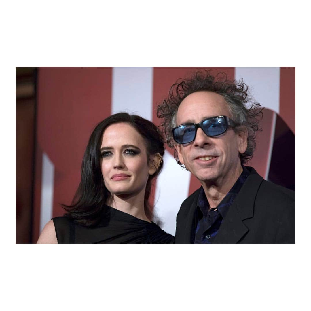 エヴァ・グリーンさんのインスタグラム写真 - (エヴァ・グリーンInstagram)「#EvaGreen and #TimBurton during the #Dumbo Paris premiere photocall at the Le Grand Rex Paris in Paris, France (March 18, 2019)  Stylist: @lesliefremar Hair: @alainpichonhair using @oribe products Make-Up: @lisaeldridgemakeup  Dress: @tomford Earrings: @repossi  Photos by © Ian Langsdon/EPA-EFE/REX  DUMBO will be released in France on March 27 !」3月19日 6時20分 - evagreenweb