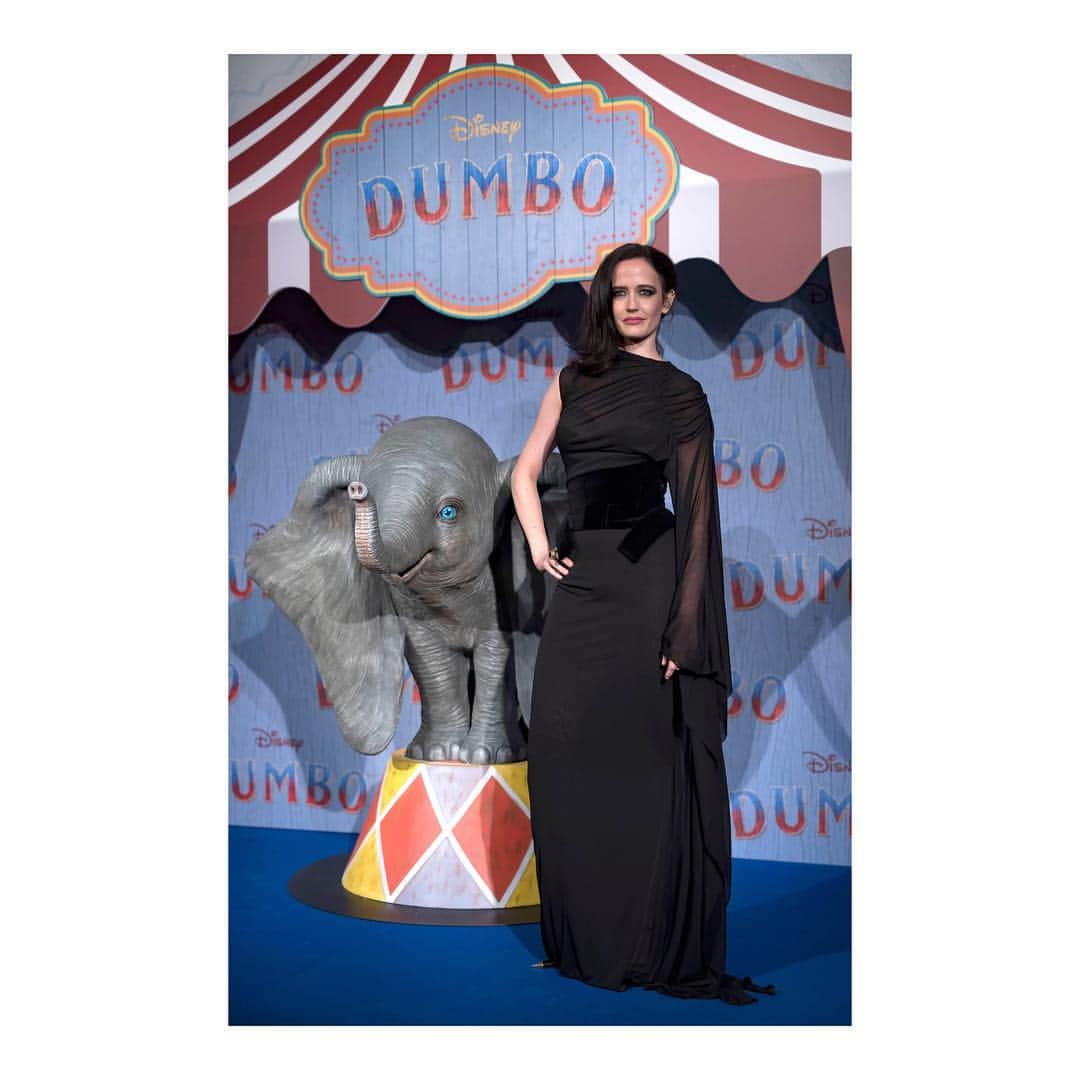 エヴァ・グリーンさんのインスタグラム写真 - (エヴァ・グリーンInstagram)「#EvaGreen and #TimBurton during the #Dumbo Paris premiere photocall at the Le Grand Rex Paris in Paris, France (March 18, 2019)  Stylist: @lesliefremar Hair: @alainpichonhair using @oribe products Make-Up: @lisaeldridgemakeup  Dress: @tomford Earrings: @repossi  Photos by © Ian Langsdon/EPA-EFE/REX  DUMBO will be released in France on March 27 !」3月19日 6時20分 - evagreenweb