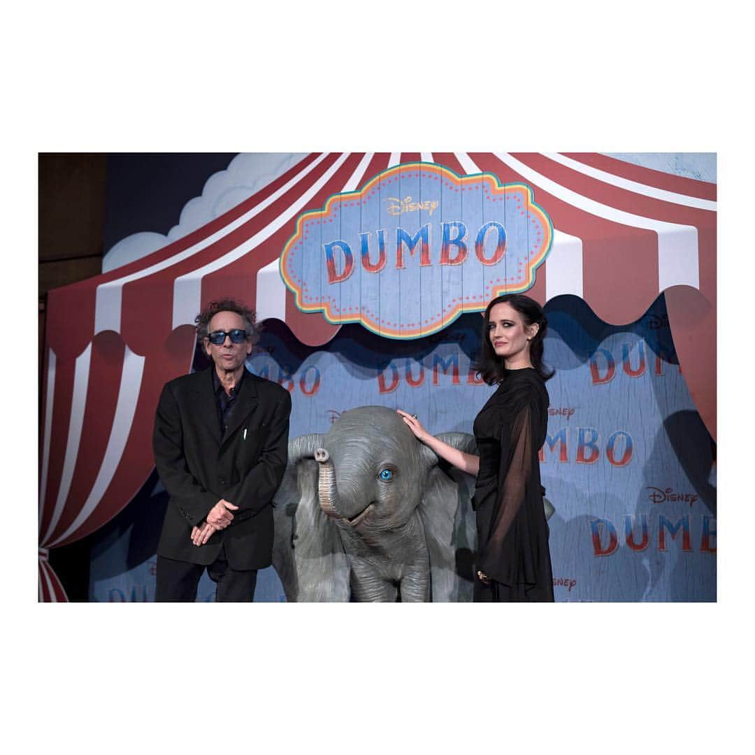 エヴァ・グリーンさんのインスタグラム写真 - (エヴァ・グリーンInstagram)「#EvaGreen and #TimBurton during the #Dumbo Paris premiere photocall at the Le Grand Rex Paris in Paris, France (March 18, 2019)  Stylist: @lesliefremar Hair: @alainpichonhair using @oribe products Make-Up: @lisaeldridgemakeup  Dress: @tomford Earrings: @repossi  Photos by © Ian Langsdon/EPA-EFE/REX  DUMBO will be released in France on March 27 !」3月19日 6時20分 - evagreenweb