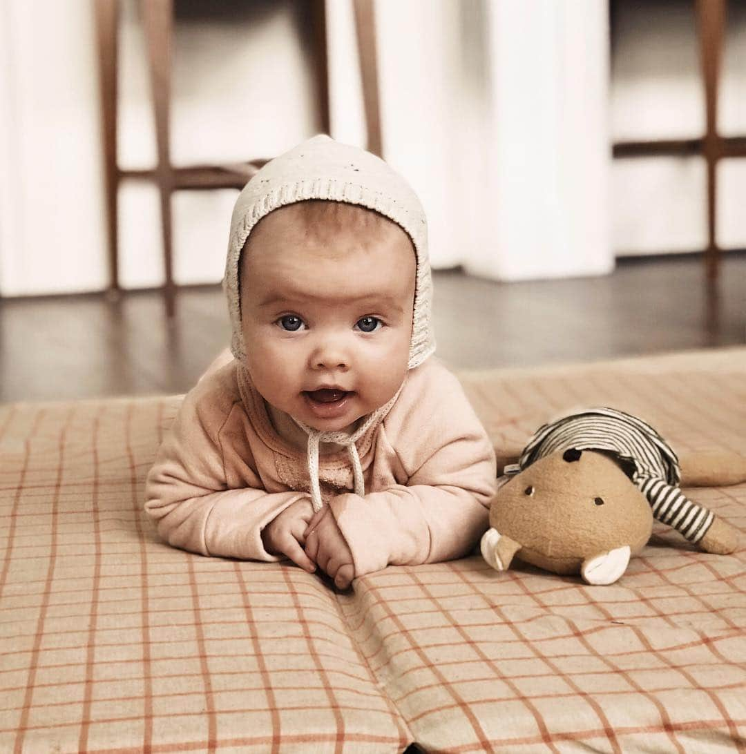 Cara Van Brocklinさんのインスタグラム写真 - (Cara Van BrocklinInstagram)「I can never choose just one pic of her anymore...so you get five 😂! She is the most perfect little squishy babe that’s been loving trying to scoot on her tummy, chatting with her little teddy bear👶🏼🐻, and playing with her binky‘s all day! I love you Echo!」3月19日 6時18分 - caraloren