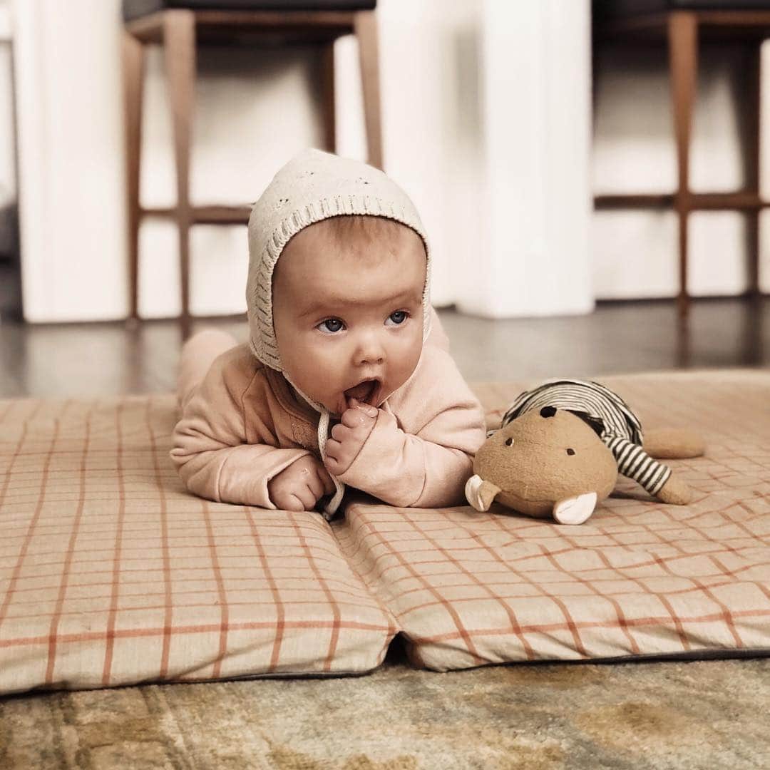 Cara Van Brocklinさんのインスタグラム写真 - (Cara Van BrocklinInstagram)「I can never choose just one pic of her anymore...so you get five 😂! She is the most perfect little squishy babe that’s been loving trying to scoot on her tummy, chatting with her little teddy bear👶🏼🐻, and playing with her binky‘s all day! I love you Echo!」3月19日 6時18分 - caraloren