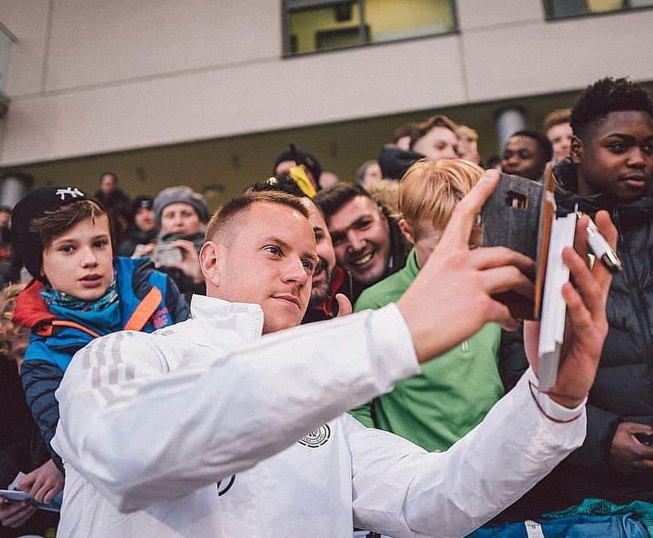 マルク＝アンドレ・テア・シュテーゲンさんのインスタグラム写真 - (マルク＝アンドレ・テア・シュテーゲンInstagram)「Back with the @dfb_team 💪🏻🇩🇪 Thank you for the warm welcome to Wolfsburg! 🙂」3月19日 6時14分 - mterstegen1