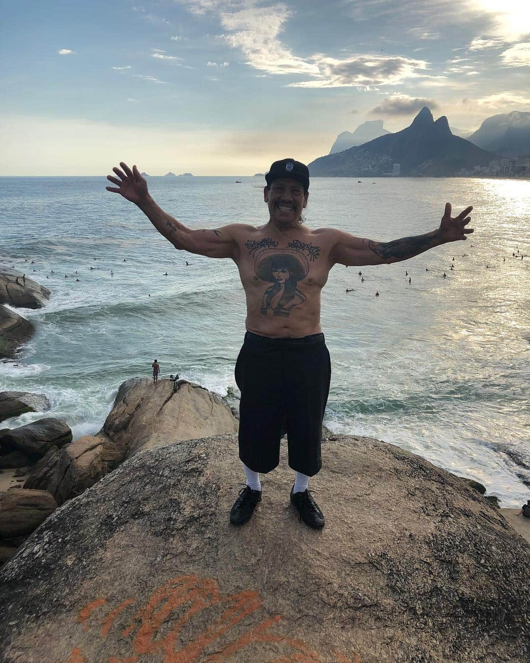 ダニー・トレホさんのインスタグラム写真 - (ダニー・トレホInstagram)「You have to take your shirt off in Brazil . . . #brazil #dannytrejo #machete」3月19日 6時25分 - officialdannytrejo