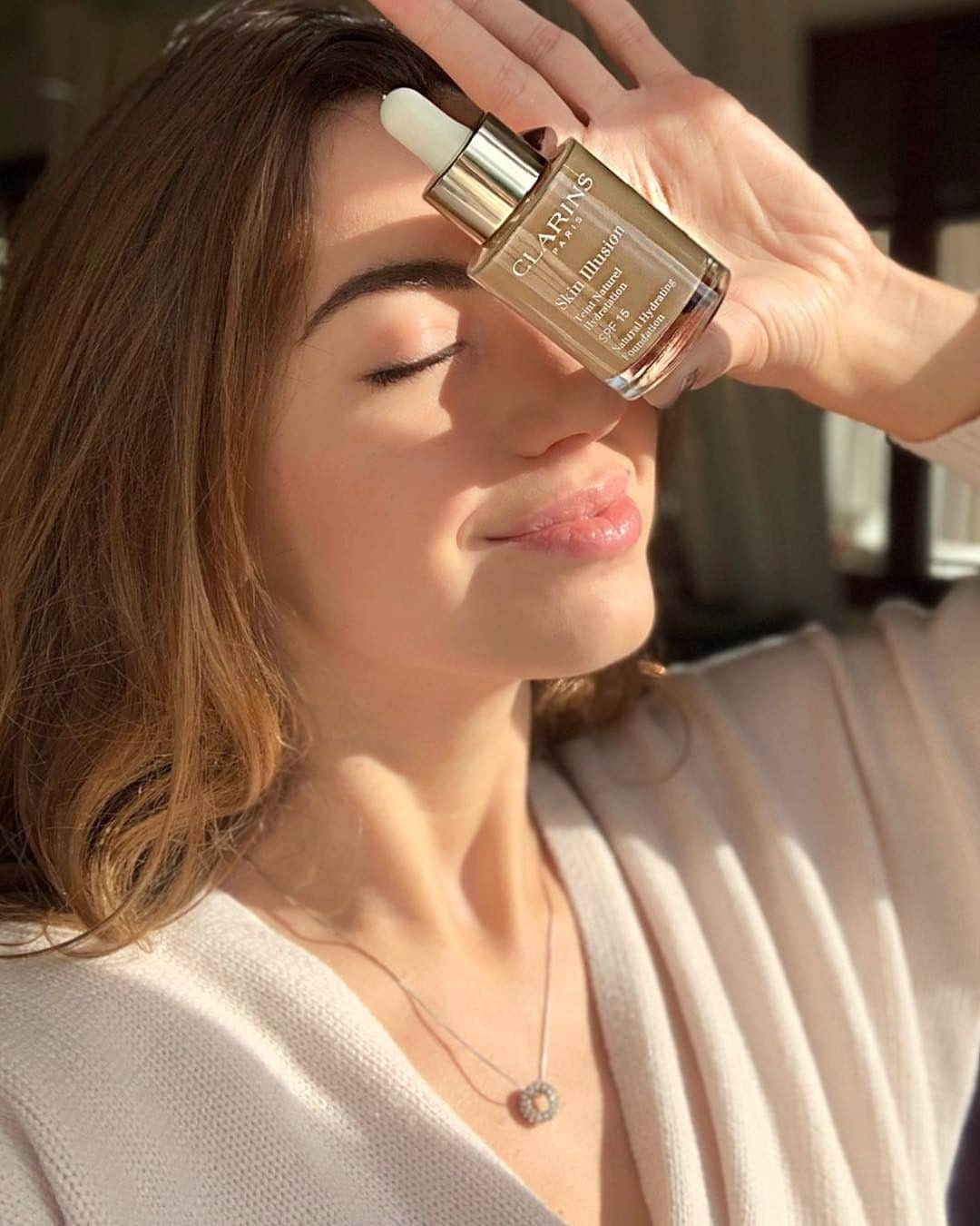 Clarins Australiaさんのインスタグラム写真 - (Clarins AustraliaInstagram)「Have you tried our best-selling Skin Illusion Foundation? Formulated to give you a natural radiance. 📷: @aitanasecret #ClarinsAus #ClarinsMakeup」3月19日 6時30分 - clarinsanz