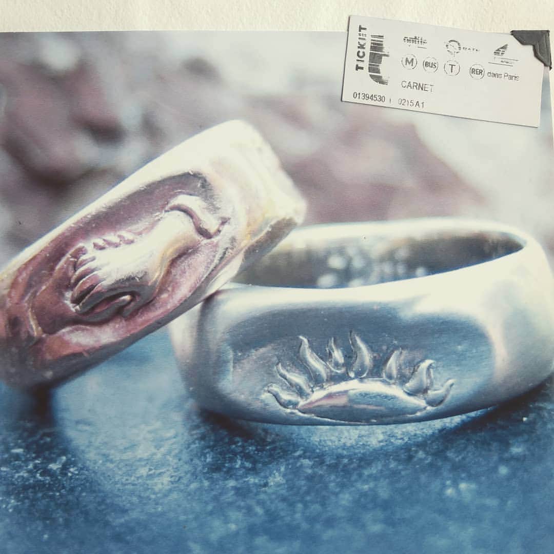のインスタグラム：「"I will love you from sunrise to sunset. Our love is about trust & commitment, passion & desire". Here is La Vie de l'Amour" ring. The 3rd side shows the sunset and the 4th shows a rose. DM for info #weareone #weddingjewelry #promisering #ring #gold  #jewelrydesigner #platinum #bespoke #forever #words #wisdom #artisan #passion」