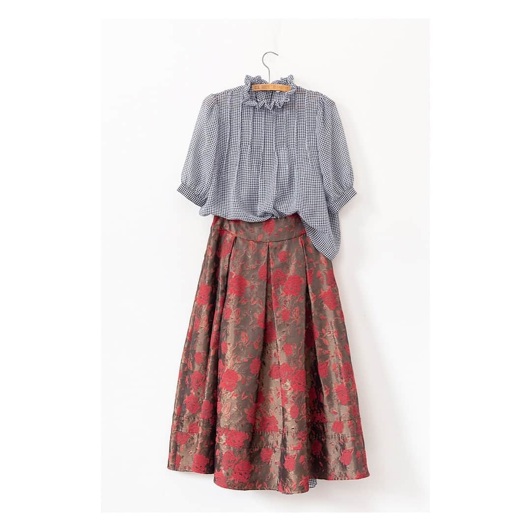 キャベジズ&ローゼズさんのインスタグラム写真 - (キャベジズ&ローゼズInstagram)「More is more ❤️ Katrin is an exquisite skirt featuring a field of roses on lovely bronze brocade 🌹She has a deep hem, gentle pleating and is easily dressed up or down so is suitable for many an occasion. She is worn here with the Emeline Blouse coming in May #ootdfash #brocade #floralskirt #springlook #springoutfit #springstyle #madeinengland🇬🇧 #mixingandmatching #cabbagesandroses #cabbagesandrosesfashion @christina_strutt @cabbagesandroses_shop 👆Link In Bio👆」3月19日 6時31分 - cabbages_and_roses