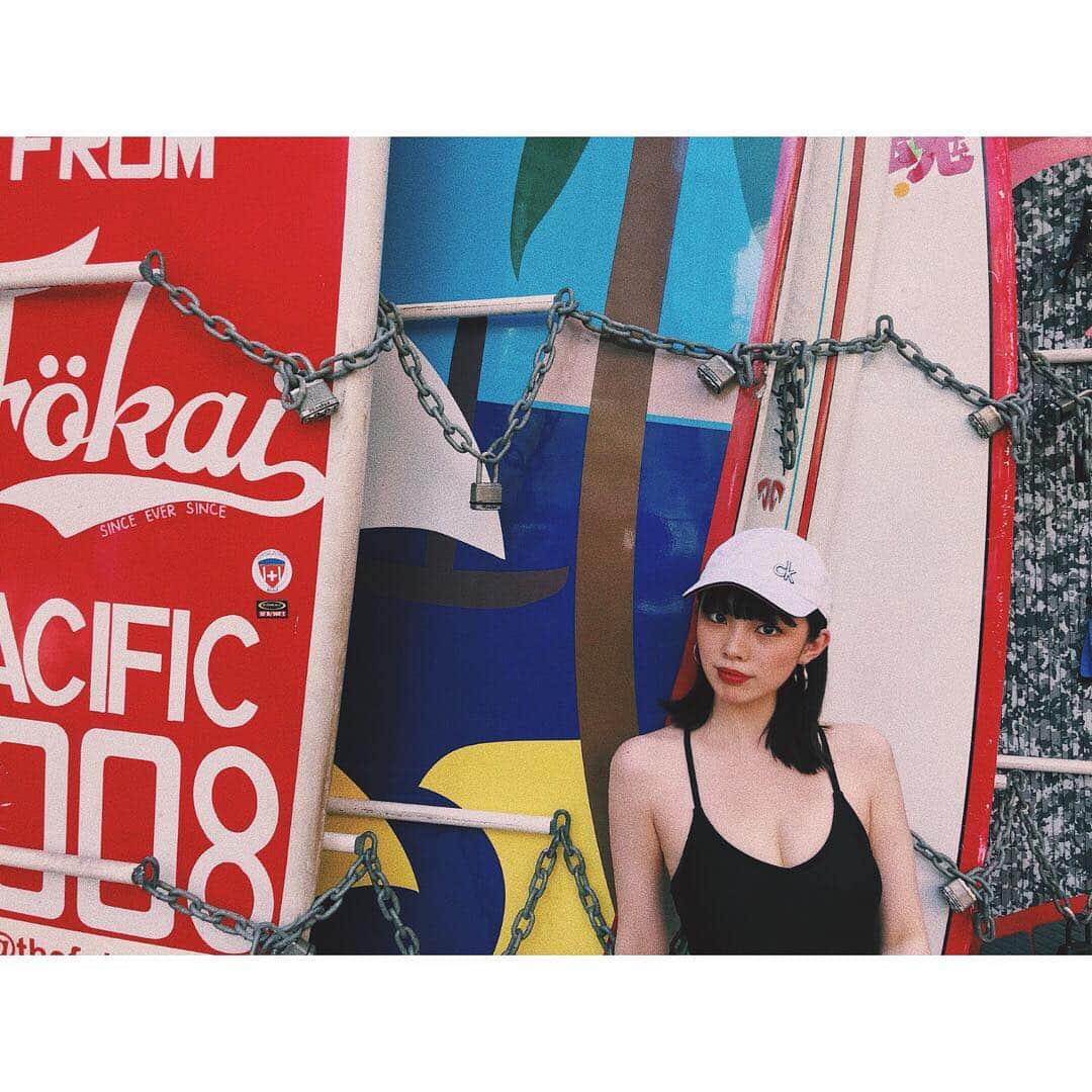 のインスタグラム：「- - お決まりの場所で🤙🏽📸 - #ハワイ #ホノルル #ワイキキ #インスタ映え #えのきこ #水着 #hawaii #waikiki  #photogenic  #surfboard  #cute #girls #model #me #instagood #followme  #like4likes」