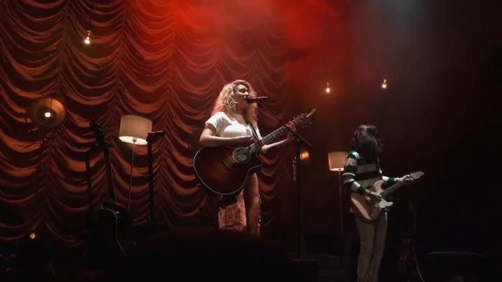 トーライ・ケリーのインスタグラム：「come see a show & hear more unreleased songs like this 1🙈  tickets on torikellymusic.com #AcousticSessions “Language” 📝written by me, @tranterjustin & @audramaemusic」