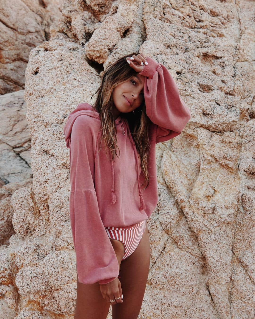 ジュリー・サリニャーナさんのインスタグラム写真 - (ジュリー・サリニャーナInstagram)「Who likes wearing hoodies at the beach? 🙋🏽‍♀️ • wearing my #BillabongxSincerelyJules hoodie x bikini bottom! Shop the look in the link bio. @billabongwomenseurope」3月19日 6時53分 - sincerelyjules