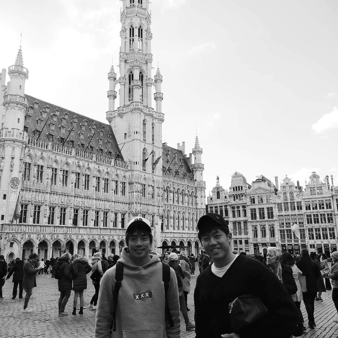 遠藤航のインスタグラム：「Day off... . . . #belgium #brussels #🇧🇪 #dayoff #ベルギー #ブリュッセル #café #cill #todaysphoto #遠藤航 #伊東純也」