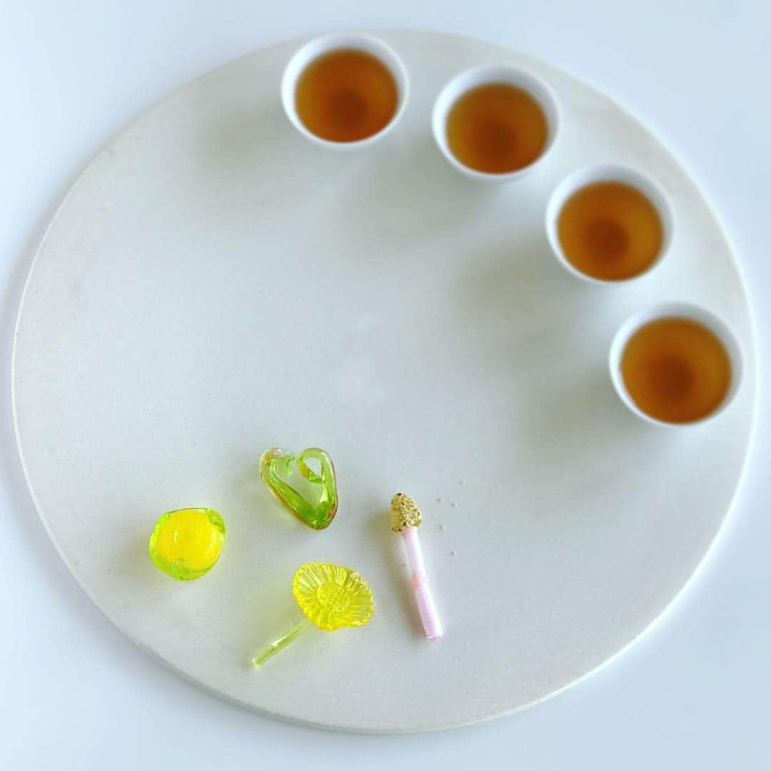 福田里香さんのインスタグラム写真 - (福田里香Instagram)「お茶の時間に、春が来た。 土筆、蒲公英、薇、蕗の薹。 まるでガラス細工。 Kitの椹木千佳子さん  @kit_sankakuha から いただいた京都の可憐な有平糖。 土筆の頭は芥子の実ですよ。 • そっけない紙箱に見えて、 割れやすい飴細工が 取り出しやすいように いち側面だけ倒れるように 留めがない、工夫のある造り。 • 京都のニューマダム @gekarimo  の台湾土産のお茶と一緒に。 ありがとうございます。 #紫野源水 #ご馳走お菓子 #京都生まれ育ち在住のひとのお土産」3月19日 7時13分 - riccafukuda