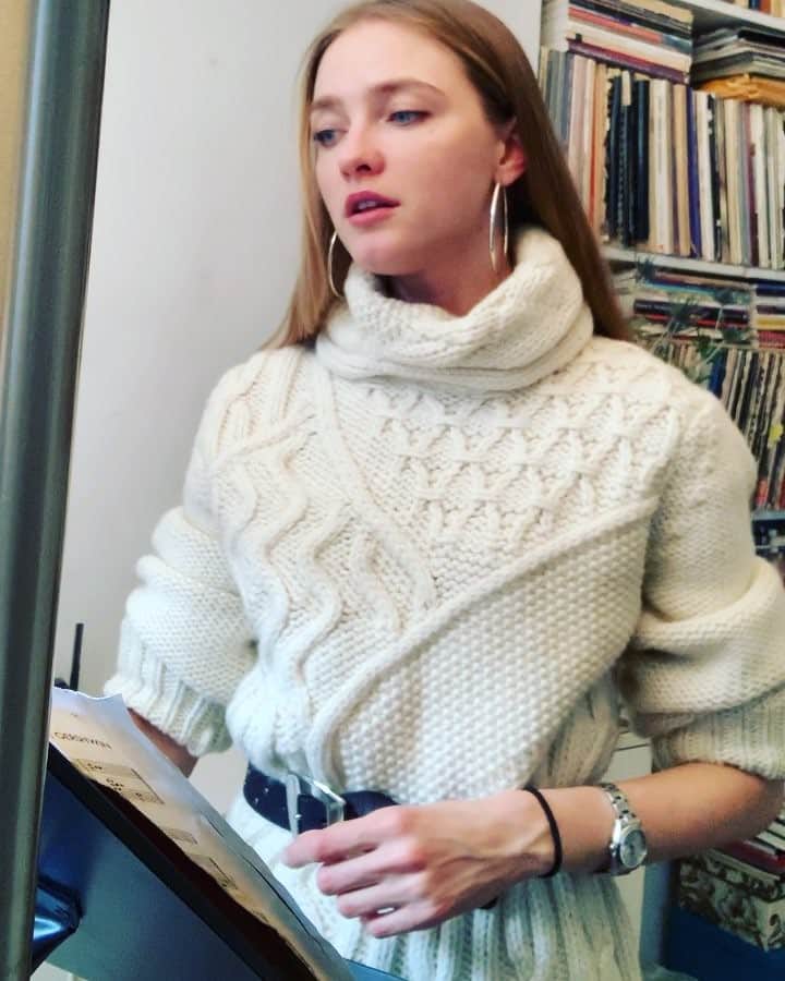 ヴラダ・ロスリャコヴァのインスタグラム：「Попрыгунья Стрекоза, лето красное пропела и счастливо жила 😀 #VladaSinging」
