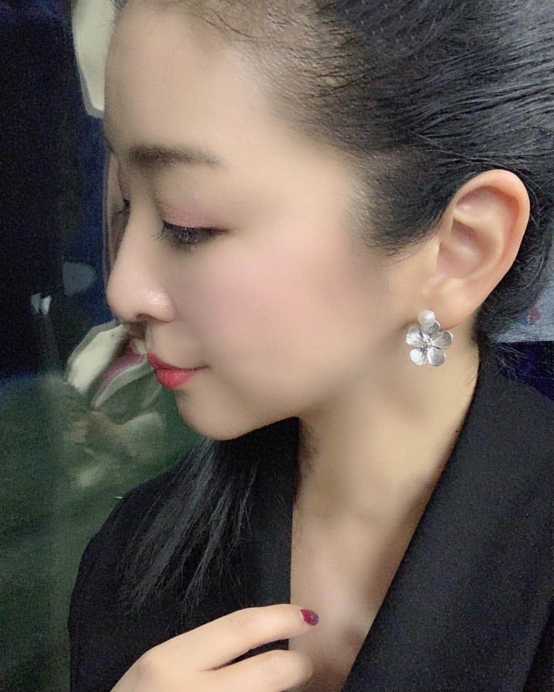 山本ミッシェールのぞみさんのインスタグラム写真 - (山本ミッシェールのぞみInstagram)「昨夜は、耳に一足早い桜をつけて🌸  #桜ピアス  #桜  #sakura  #earrings」3月19日 7時29分 - michelle_yamamoto