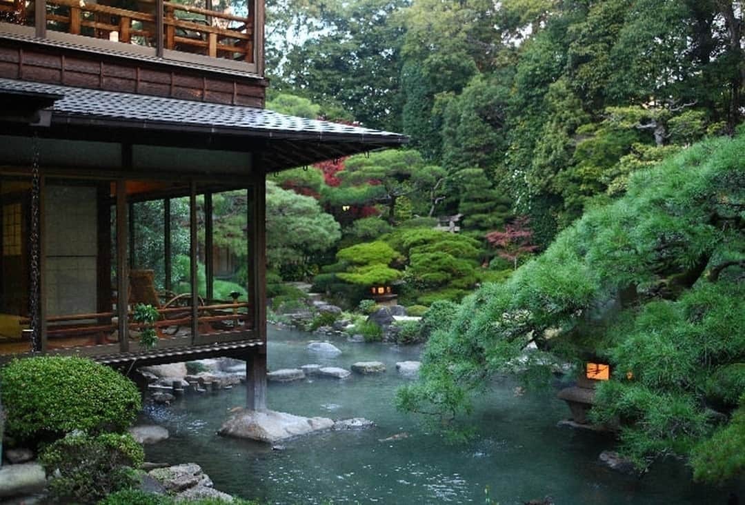 のインスタグラム：「松田屋と明治維新、新たな時代の幕開け――。300余年の歴史を持つ松田屋は、維新の志士たちが、新たな時代を夢見て集い、語り合った場所です。 . 📍松田屋ホテル / 山口 . . . 気になる宿の詳細はプロフィールから▶ @relux_jp . #松田屋ホテル #Relux #リラックス #旅行 #山口 #旅館 #国内旅行 #旅したくなるフォト #旅の記録 #大人の休日 #風景写真 #おでかけ #大人旅 #旅スタグラム #旅が好き #旅フォト #ダレカニミセタイケシキ #旅行好き #日本旅行 #庭園 #trip #travel #yamaguchi  #unknownjapan #japantravel #ig_japan #instatravelgram #instatravelling #traveljapan #japantravelphoto」