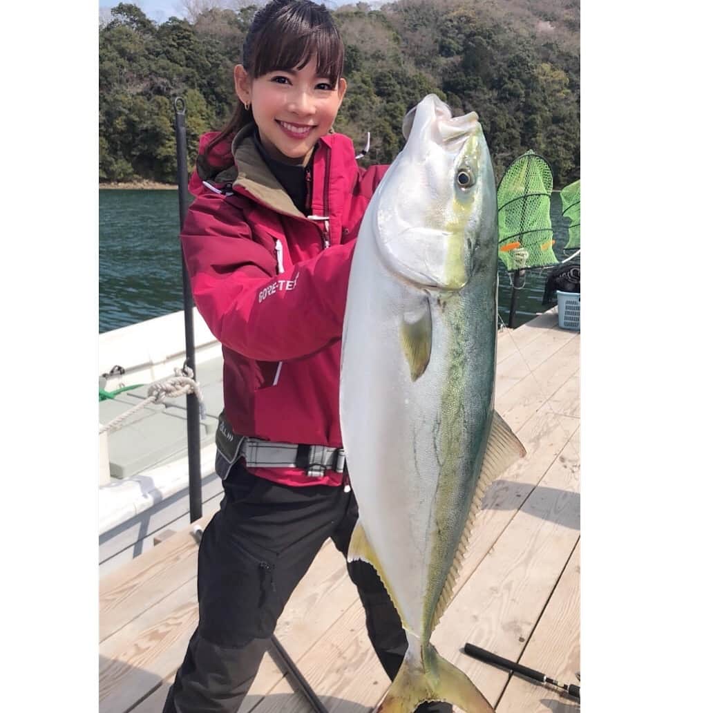 のインスタグラム：「𓆛𓆜𓆝𓆞𓆟 どかーんと良型釣りました😂💗💗 #海上釣堀 #幸丸 ＊ この模様はYouTube ▷で😆😆🎶🎣 ＊ #YouTube #kochi #fishing #yellowtail #fishinggirl  #釣り #高知 #レッツリー #ハマチ #阪本智子」