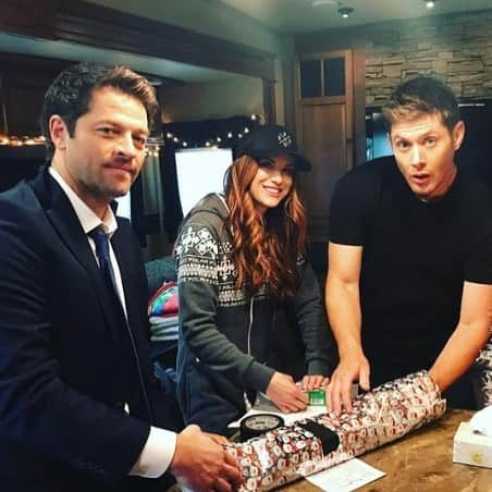 ミーシャ・コリンズさんのインスタグラム写真 - (ミーシャ・コリンズInstagram)「I hate to gossip about her on her birthday, but @danneelackles512 is one of the most giving people I know. She’s even spending her 40th giving gifts to kids experiencing homelessness! You can help her (& Jensen Ackles) spread cheer here: bit.ly/BDays4Ackles  Happy b-day, Danneel! Danneel is also the best gift-wrapper I know. (I don't know who that other guy with us in this picture is.)」3月19日 7時49分 - misha