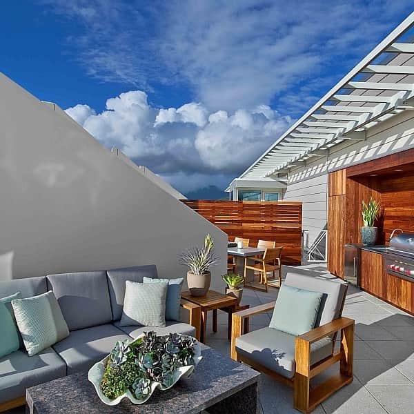 Trump Waikikiさんのインスタグラム写真 - (Trump WaikikiInstagram)「This is the lanai from one of Trump Waikiki's stunning rooftop penthouse suites. The setting captures not only the magnificent views but also the unique architectural design elements. #trumpwaikiki #fivestarhotelhonolulu #forbestravelguide #FTGStarAwards #luxuryhotel #penthouse #oceanview #roomwithaview #architecturaldesign」3月19日 7時53分 - trumpwaikiki