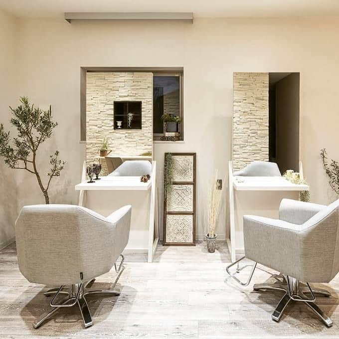 のインスタグラム：「hair&spa slow（茨城県守谷市） ＜スタイリングチェア＞タカラベルモント Styling Sofa II Morb @tb.net_sofa2 ＜設計施工＞タカラスペースデザイン株式会社 @tb.net_salondesign  #takarabelmont #タカラベルモント #takaraspacedesign #タカラスペースデザイン  #salondesign #takara_salondesign #美容室 #サロンインテリア #美容室設計 #スタイリングチェア #美容室の椅子  #takara_sofa #takara_morb #slow」