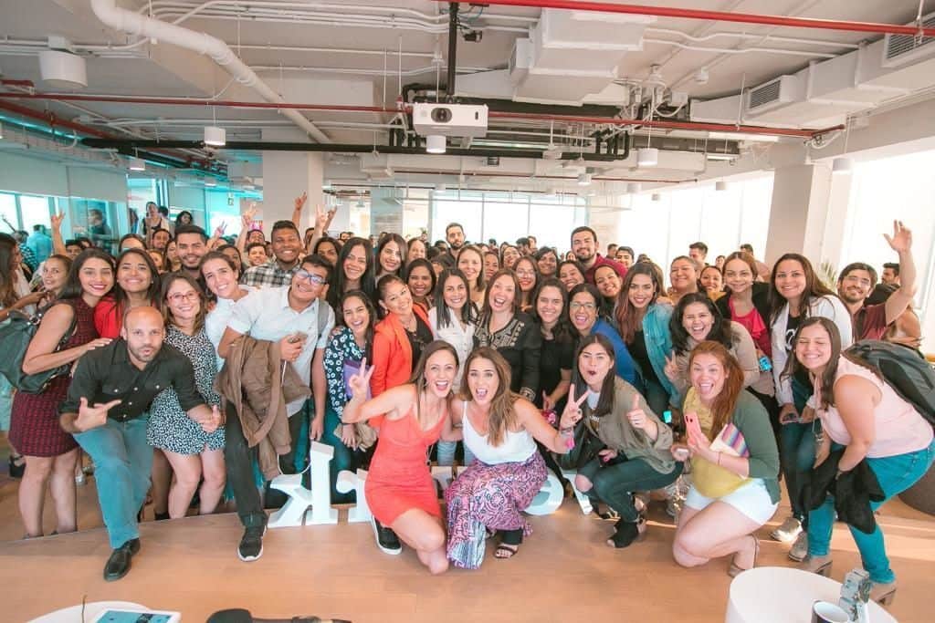 Erika De La Vegaさんのインスタグラム写真 - (Erika De La VegaInstagram)「El viernes 8 de marzo en las oficinas de @WeWork en Chile pude compartir con gente maravillosa para estrenar mi podcast "En Defensa Propia" y además conversé con la actriz y comediante @malyjorquiera que admiro y me hace reír mucho.  Sus primeras palabras al empezar la conversa: “Gracias por invitarme y venir a cagarla delante de toda esta gente”. Honesta, cómica, inteligente, no se pierdan a @malyjorquiera. Estoy segura que saldrán inspiradas y con más fuerza para reinventarse. ¡Gracias por el recibimiento y el apoyo #CHILE!  Fotos 📸 : @oliverherrerafotografia Música original 🔉de @pararrayosstudios  #Podcast #EnDefensaPropia #ErikaDeLaVega」3月19日 8時00分 - erikadlvoficial