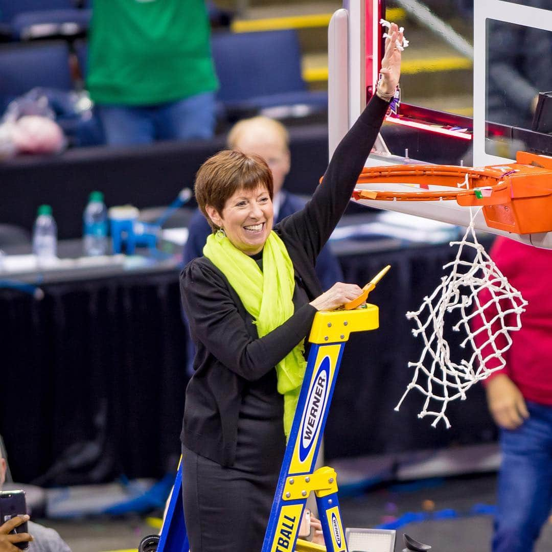 Under Armourさんのインスタグラム写真 - (Under ArmourInstagram)「Beware the Irish in March. ☘️ Muffet McGraw and her No. 1️⃣ seeded @ndwbb sqUAd are ready to protect the 👑. 👀 our story to see all 12 of our teams aiming to #UnleashChaos during the dance. 🏀 #WEWILL」3月19日 8時00分 - underarmour