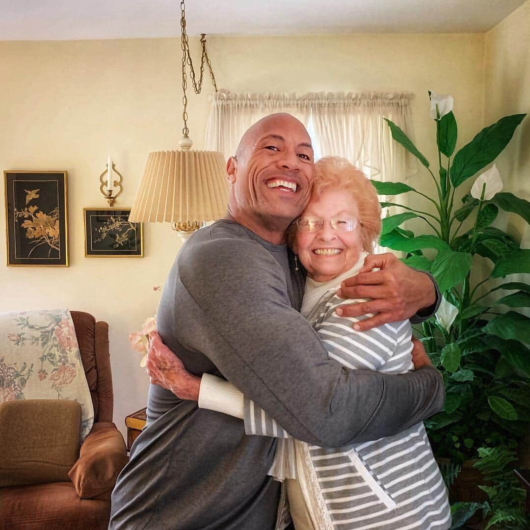 People Magazineさんのインスタグラム写真 - (People MagazineInstagram)「#TheRock sure loves his aunt Dorothy. ❤️ | #Regram @therock: "It hit me yesterday as I was driving back to Atlanta that my life is the craziest it’s ever been and I didn’t know how much I TRULY NEEDED to go to a place where things can really slow down for me and I can just breathe and enjoy some good quality family. Hard to explain, but this was good for the soul."」3月19日 8時02分 - people