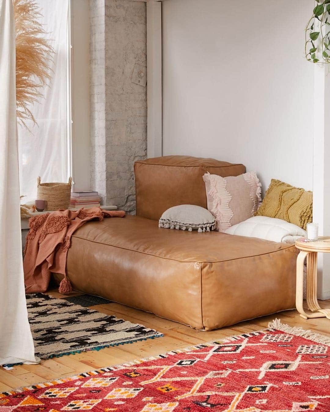 Urban Outfittersさんのインスタグラム写真 - (Urban OutfittersInstagram)「Recycled leather cushions + lots and lots of pillows = our new favorite thing. @UrbanOutfittersHome did it again. #UOHome」3月19日 8時03分 - urbanoutfitters