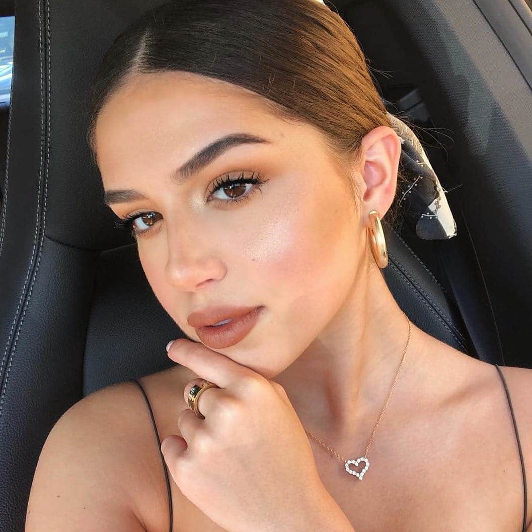 Smashboxのインスタグラム：「Our new Studio Skin Flawless 24 Hour Concealer is perfect for minimal makeup days and maximum coverage. ⠀⠀⠀⠀⠀⠀⠀⠀⠀ @amandadiaz uses Medium Cool Peach and Light Medium Warm Peach to brighten to correct and conceal her undereyes 🍑🍑 #studioskin #vegan #regram」
