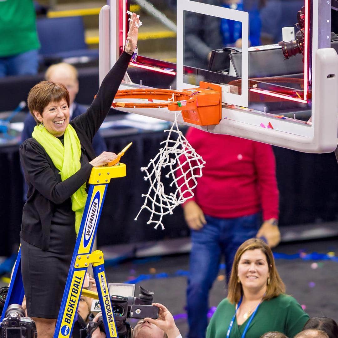 Under Armour Basketballさんのインスタグラム写真 - (Under Armour BasketballInstagram)「Muffet McGraw owns March. @ndwbb is focused on cutting down the nets along with 11 of our other sqUAds. 👀 our story to find out who else is ready to #UnleashChaos during the big dance.」3月19日 8時07分 - uabasketball