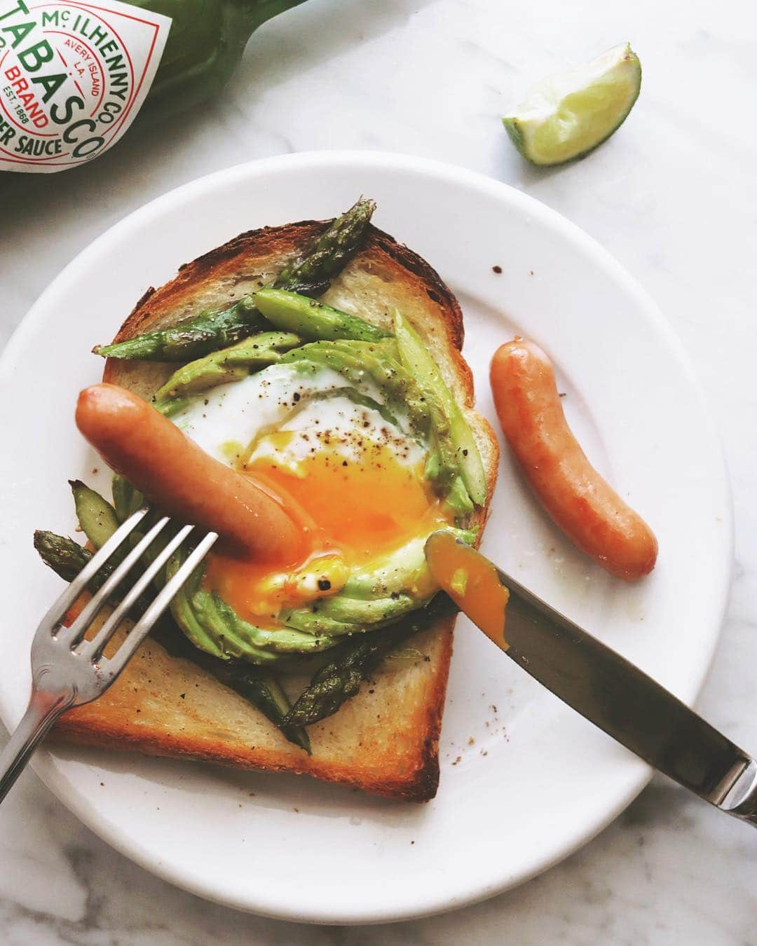 樋口正樹さんのインスタグラム写真 - (樋口正樹Instagram)「Avocado toast . 今朝はアボカドトースト。 アボカドスライスを巻き、 中央に卵を落とし入れて、 周囲にアスパラを配して。 あらびきソーセージ添え。 . . 今回の使用してるパンは、 タカキベーカリーの山型。 👉@takaki_bakery_official . . #アボカドトースト #アボカドラピュタパン #ラピュタパン #朝ベジトースト #たまごら部 #アボカドラブ #avocadogram #avocado #avocadotoast #avocadolove #Tabasco #タカキベーカリー #石窯パン #山型トースト #朝ごパン #パンスタグラム #パン大好き #パン好きな人と繋がりたい #タバスコ」3月19日 8時09分 - higuccini