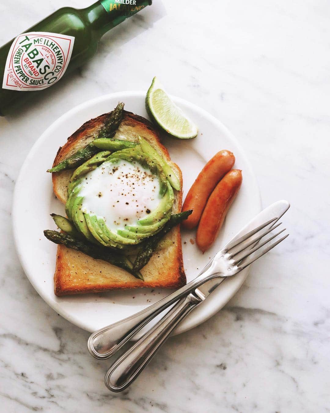 樋口正樹さんのインスタグラム写真 - (樋口正樹Instagram)「Avocado toast . 今朝はアボカドトースト。 アボカドスライスを巻き、 中央に卵を落とし入れて、 周囲にアスパラを配して。 あらびきソーセージ添え。 . . 今回の使用してるパンは、 タカキベーカリーの山型。 👉@takaki_bakery_official . . #アボカドトースト #アボカドラピュタパン #ラピュタパン #朝ベジトースト #たまごら部 #アボカドラブ #avocadogram #avocado #avocadotoast #avocadolove #Tabasco #タカキベーカリー #石窯パン #山型トースト #朝ごパン #パンスタグラム #パン大好き #パン好きな人と繋がりたい #タバスコ」3月19日 8時09分 - higuccini